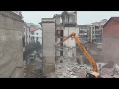 La flèche de 15 mètres de long de l'Hyundai 150 est utilisée pour la démolition de bâtiments.